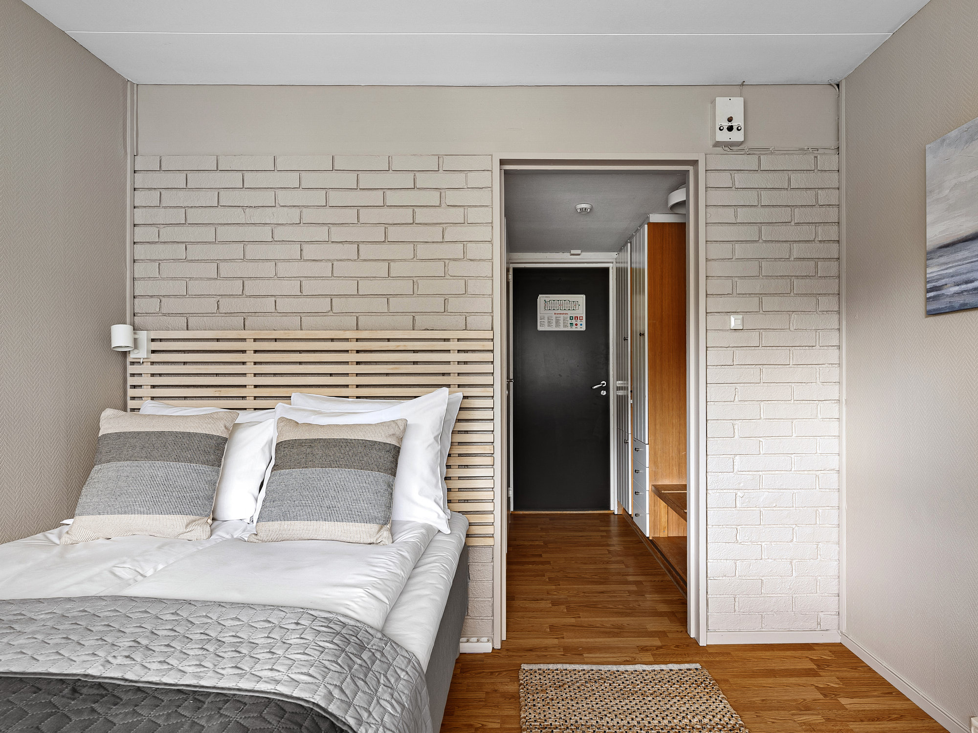 Lyst og trivelig rom med komfortabel seng og rolige omgivelser, ideelt for to personer på reise i Hardanger.