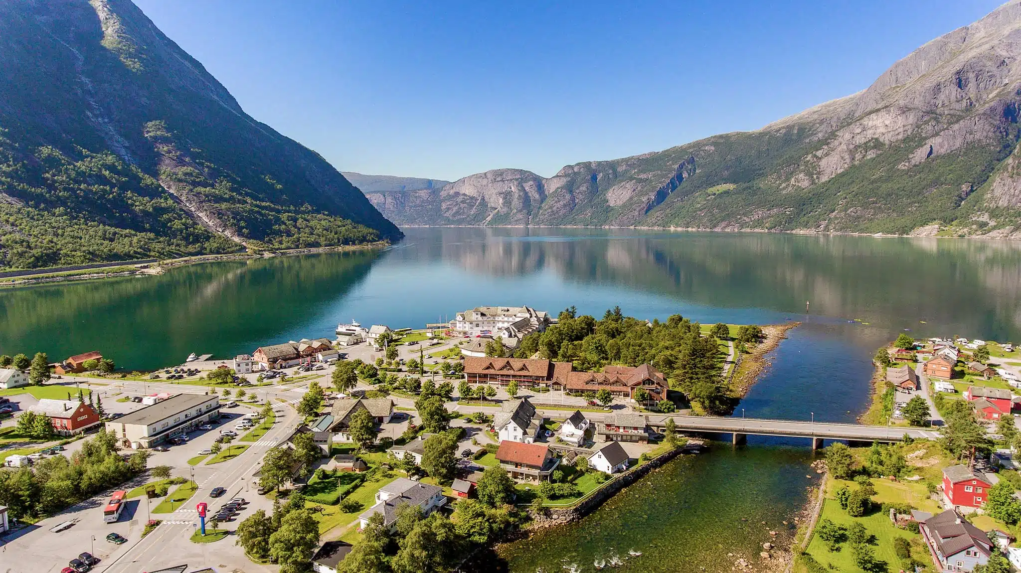 Moderne hotellrom i Eidfjord med utsikt mot Hardangerfjorden – perfekt for avslapning, frokost med panoramautsikt og opplevelser i fjord og fjell.