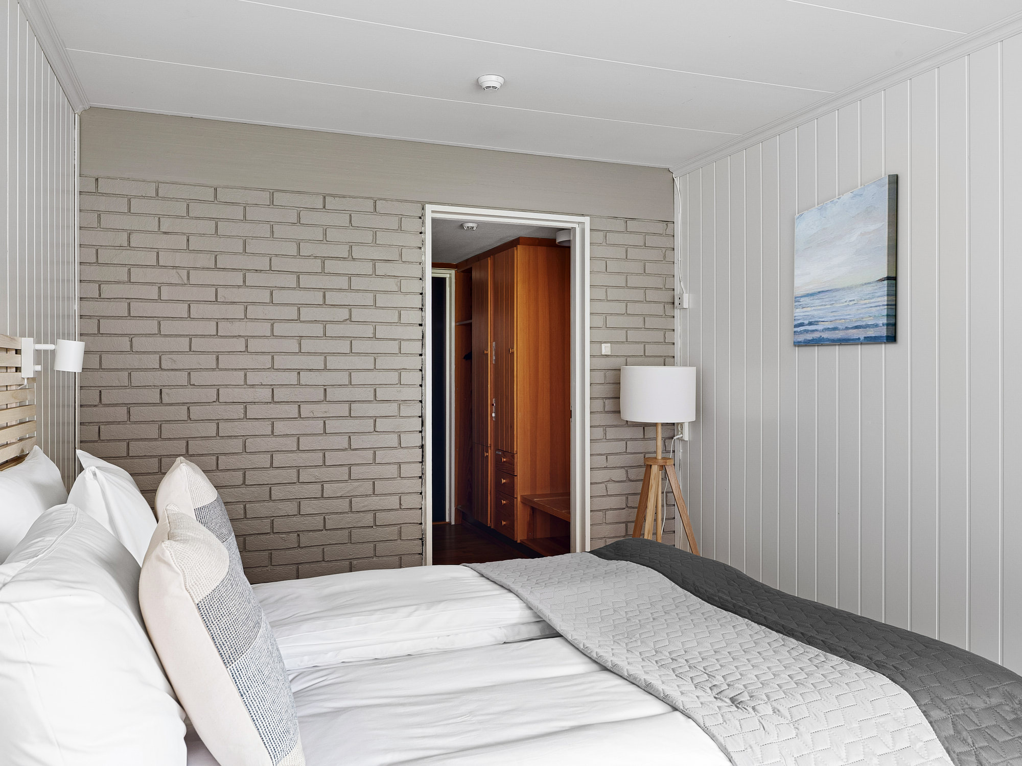 Elegant dobbeltrom med utsikt mot fjellene rundt Hardangerfjorden, ideelt for en rolig og behagelig ferie.