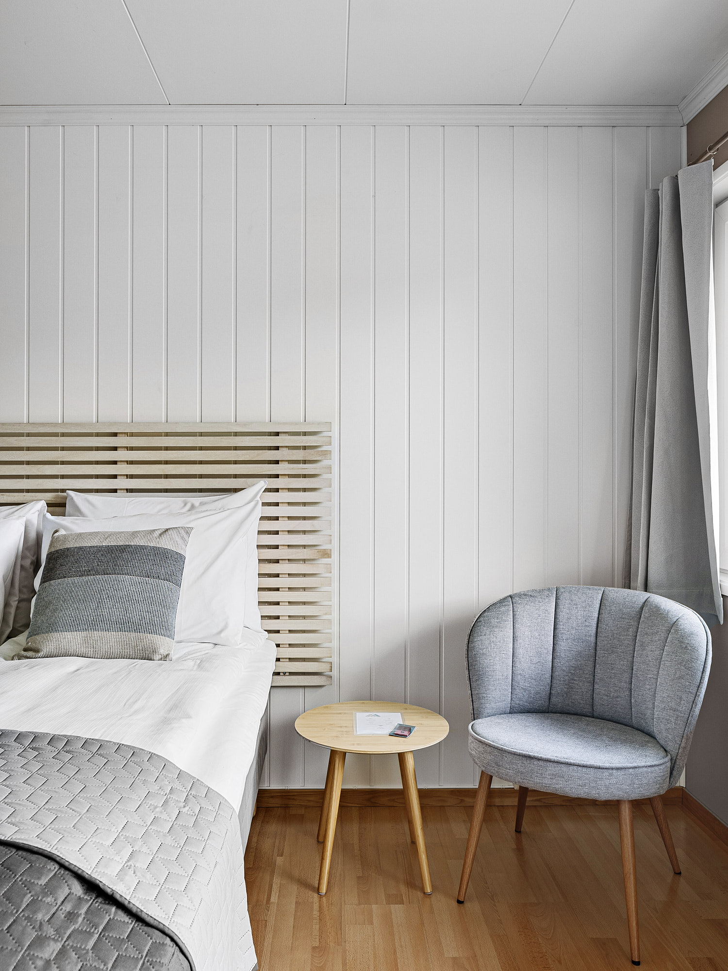 Dobbeltrom innredet i varm, nordisk stil med utsikt mot Hardangers majestetiske fjell.