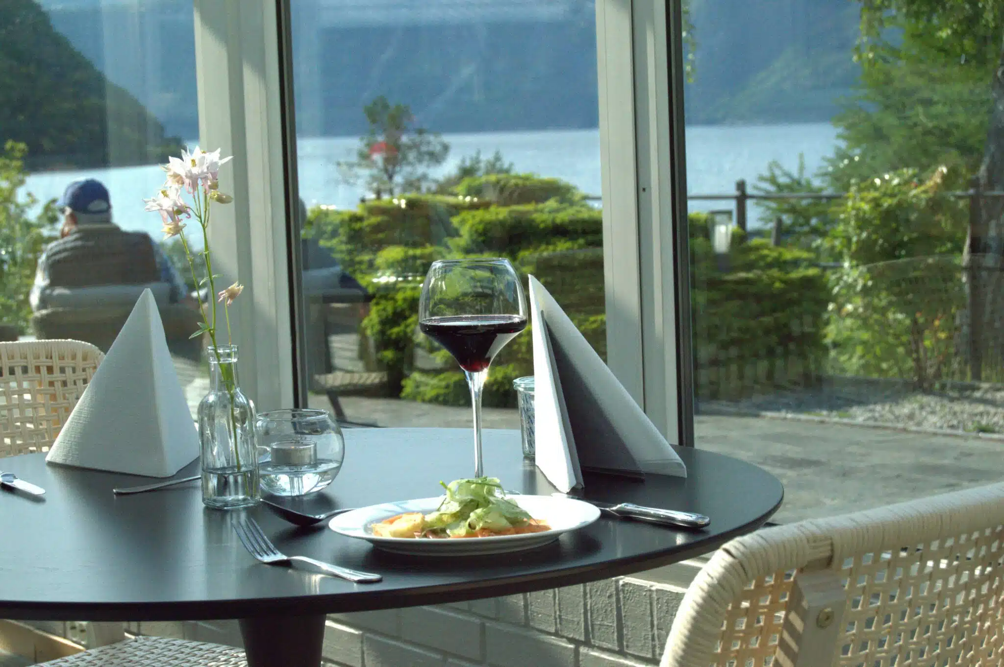 Restauranten på Eidfjord Hotell tilbyr norske retter laget av lokale råvarer i en varm og hyggelig atmosfære.
