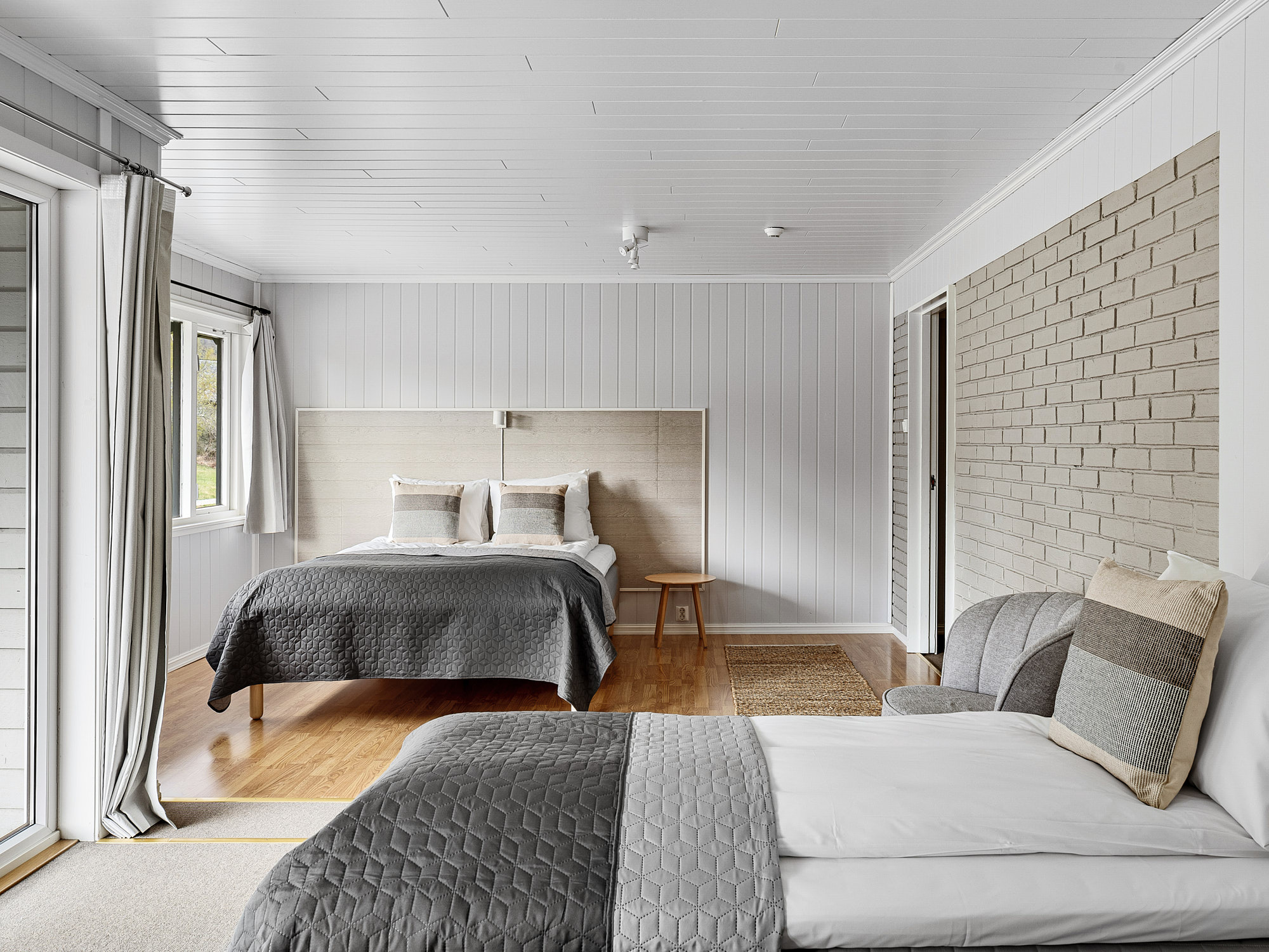 Komfortabelt familierom med praktisk innredning og plass til fire personer – et perfekt valg for ferie ved Hardangerfjorden.