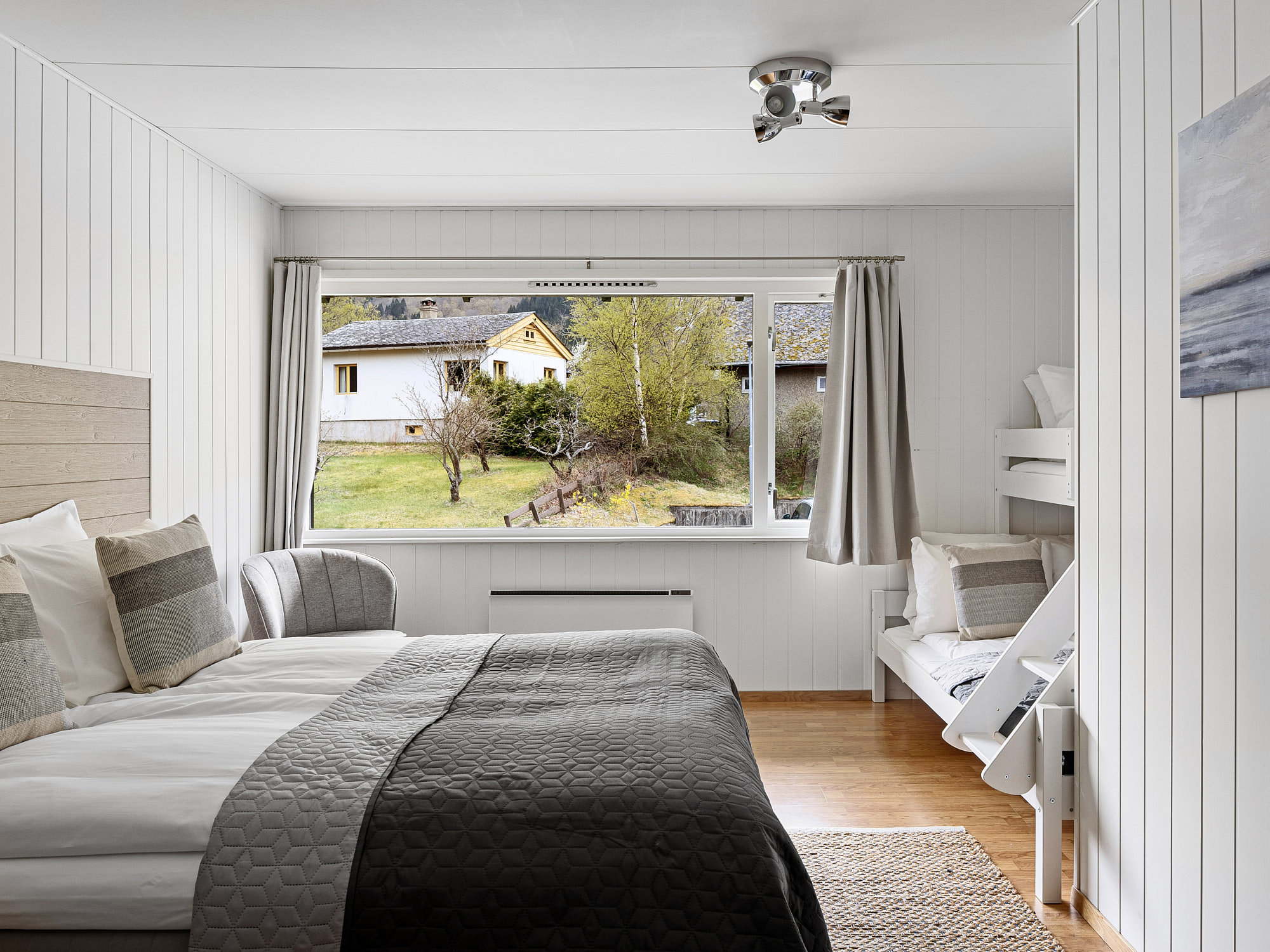 Lyst og moderne familierom på Eidfjord Hotel, ideelt for familier som vil oppleve Hardangerfjorden og den vakre naturen rundt Eidfjord.