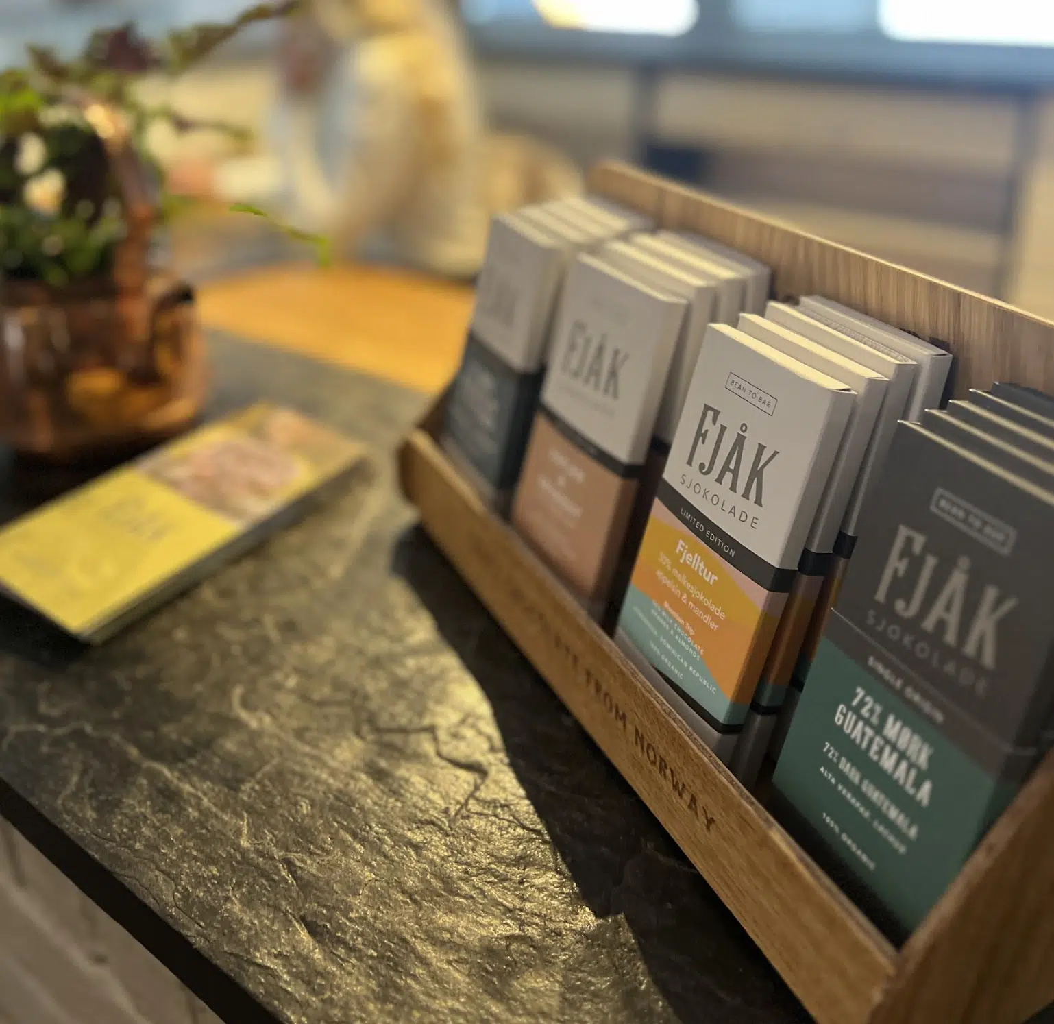 Tallerken med reinsdyrgryte og lokale råvarer servert på Eidfjord Hotel – en ekte smak av Hardanger og Vestlandet.