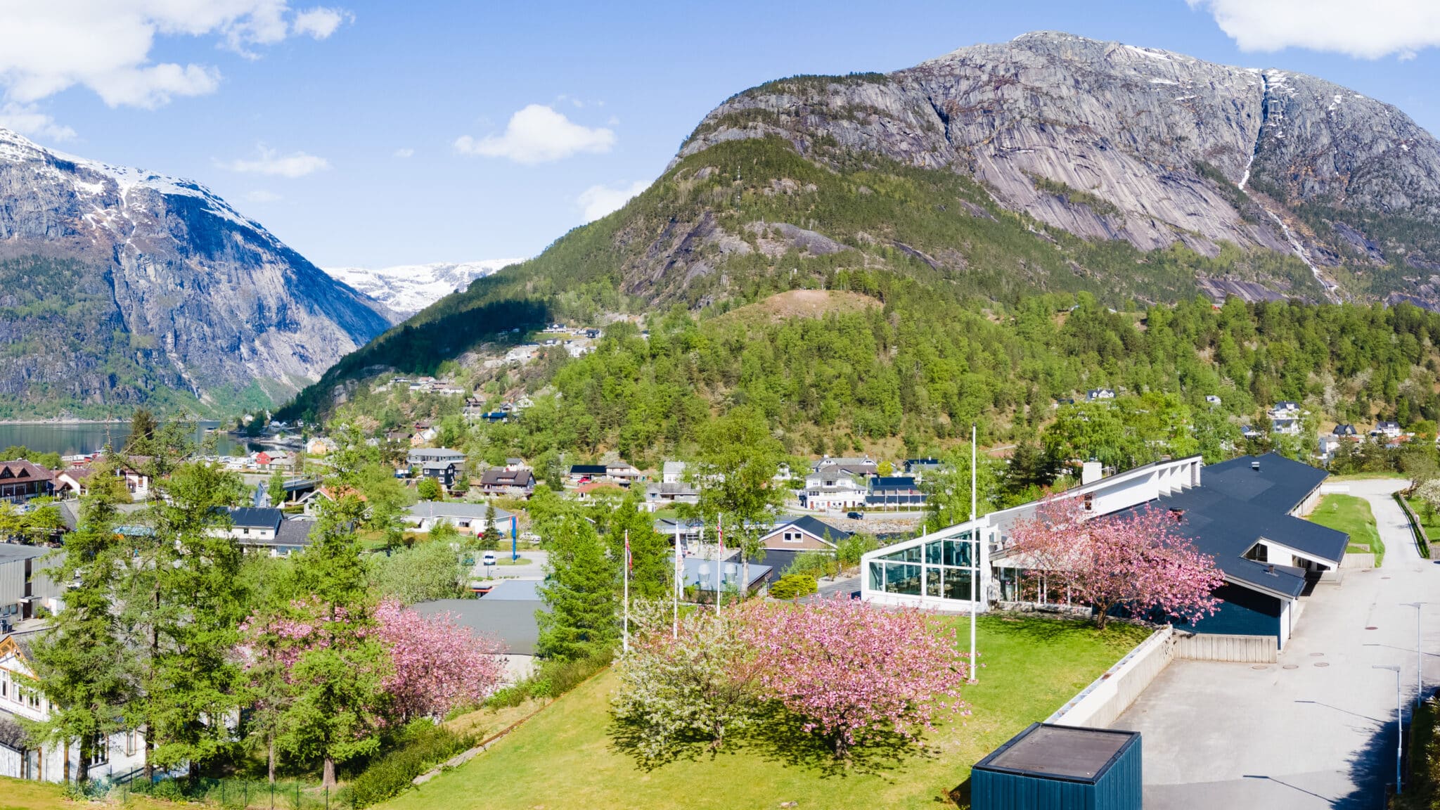 Opplev overnatting ved Hardangerfjorden på Eidfjord Hotel – et hotell i vakre Hardanger med utsikt mot fjord og fjell, perfekt for avslapning og naturopplevelser.