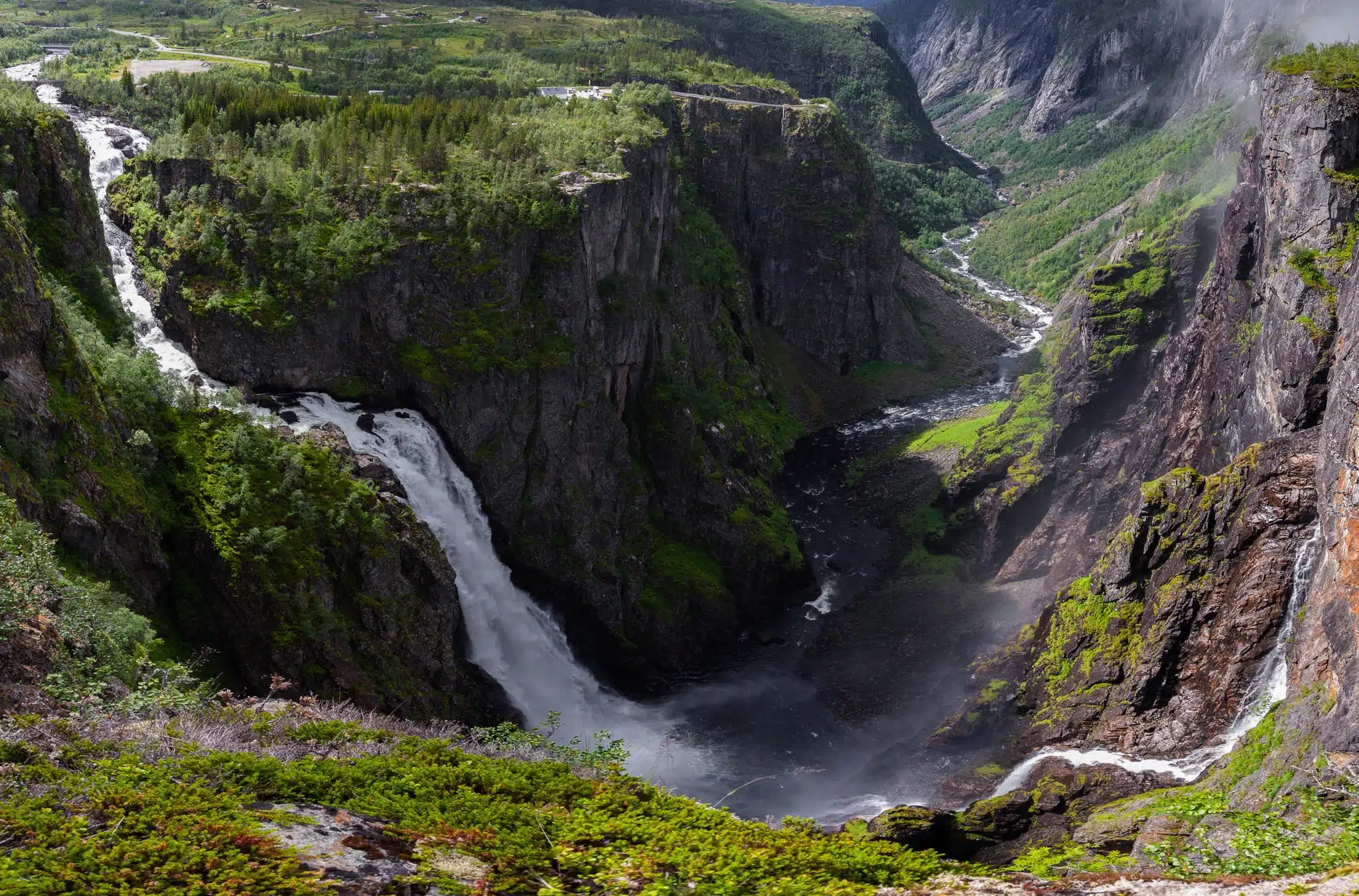 Utsikt mot Vøringsfossen fra Eidfjord Hotel – et ideelt sted å bo for deg som vil oppleve Hardangers mektige natur og Norges mest kjente fossefall.