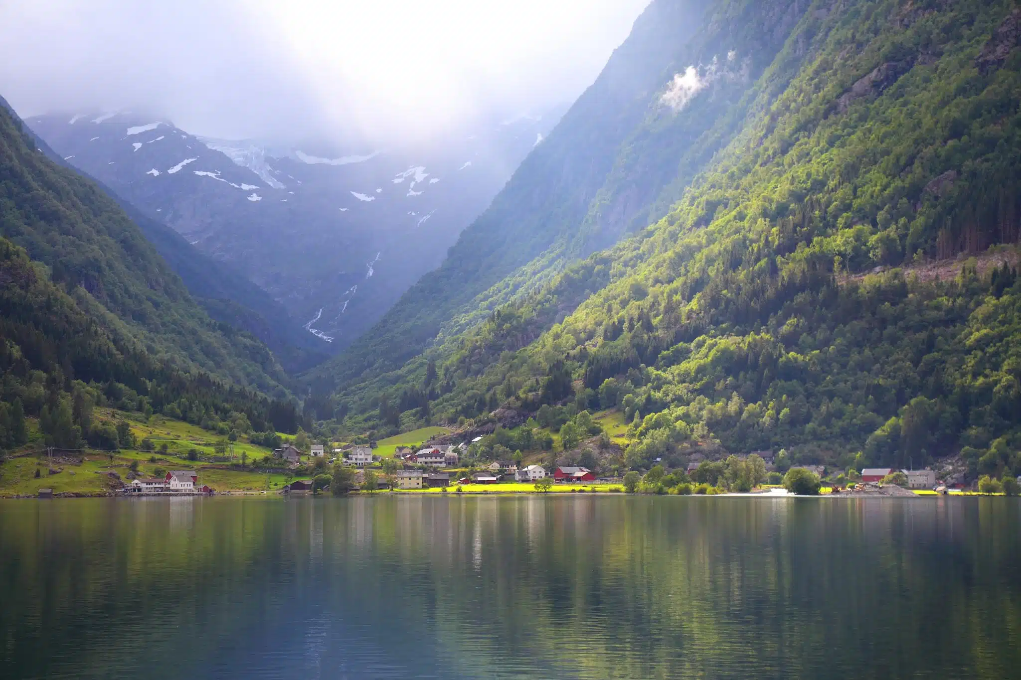 Utsikt fra hotellrom mot Hardangerfjorden – et ideelt sted for ro, lokal mat og nærhet til fjordopplevelser, fjellturer og ikoniske naturattraksjoner i Hardanger.