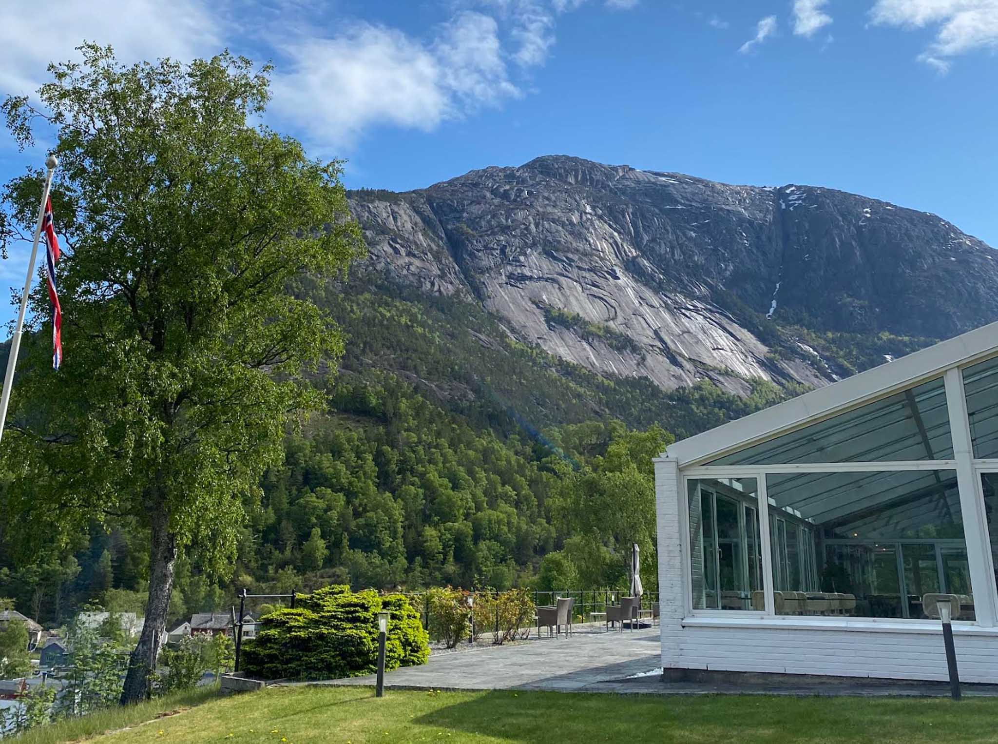 Opplev komfortabel overnatting i Eidfjord på Eidfjord Hotel – et hotell ved Hardangerfjorden med flotte rom, utsikt mot fjell og nærhet til natur og opplevelser.