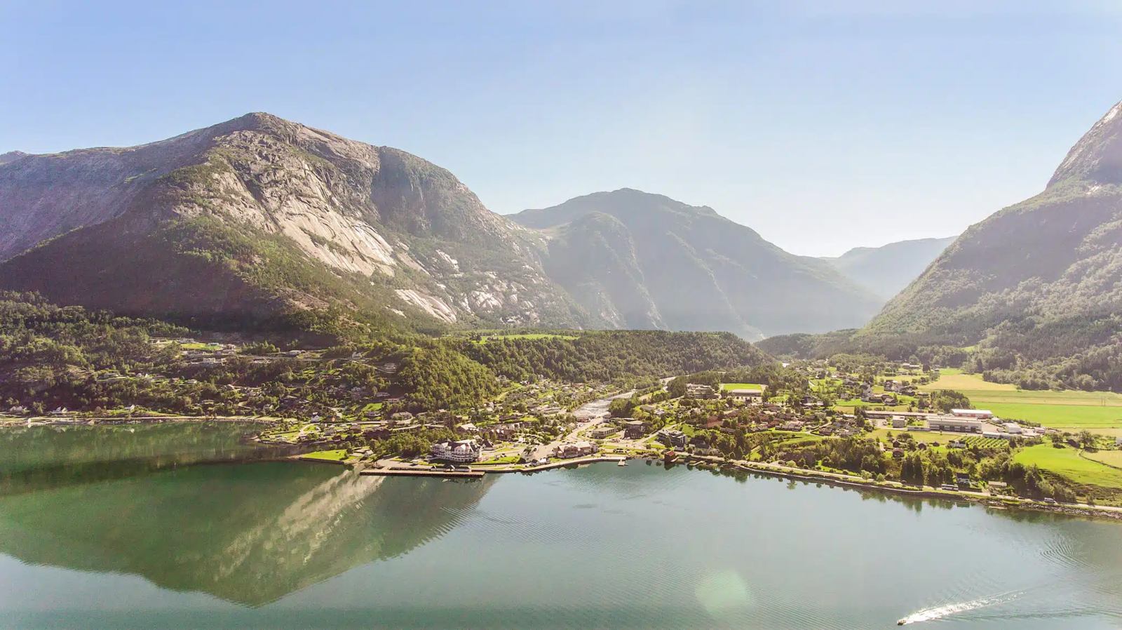 Panoramautsikt over Eidfjord og fjorden